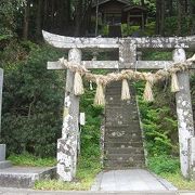 急な一直線の階段を登る神社