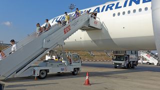 エコノミークラスだと混雑時入国に1時間30分は見ておくこと　