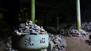 早朝に行くと薄気味悪いが霊験あらたか