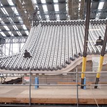 屋根の修復工事が行われていました。