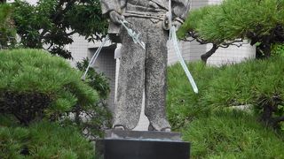 川越市役所に建立されている