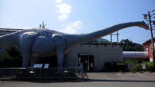 巨大な恐竜が目印