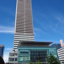 駅前で一番目立つ建物です