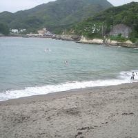 歩いて数分のところに海水浴場があります。