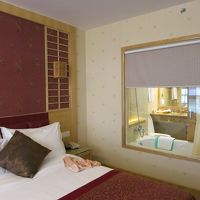 部屋からバスルームが見える