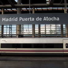 ホームへは改札からエスカレータで1階へ。