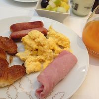 ホテルの朝食です。オレンジジュースは搾りたてです！