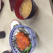 たっぷりで醤油をかけると旨味が倍増のいくら丼