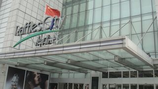 人民広場駅直結のショッピングモール