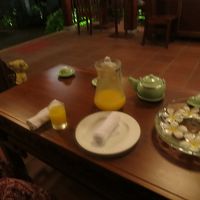 アウトドアロビーにて、チェックイン。ジュース＆おしぼり。