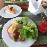 いつもの角度の朝食。スイカジュースは超あまい。