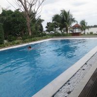 プールの向こうは、川。がんがん泳ぐ友。