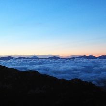 夜明けの山頂から望む南アルプスと富士山