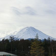 駐車場から見た富士山のアップ