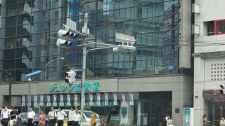 大きな本屋さんですが、駅から少し離れています