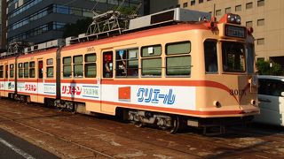 レトロな車両から最新式の低床式車両までいろいろ走っている広電