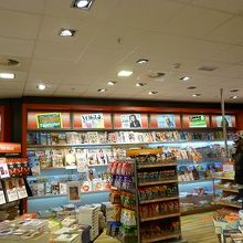 これはスキポール本屋さん、帰りは2時間便利でした