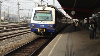 空港行きの電車が送れていて、大変腹が立った