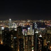 香港の100万ドルの夜景を山の上から見られる。