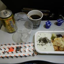 機内食は期待しないように...