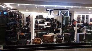 女性スタッフ一人で経営しているお店、言葉がわからずともとても親切な応対