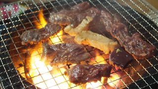 七輪の煙モクモクの中で食べる大阪鶴橋の有名焼肉店