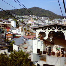 山の麓の町中から登っていくロープウェイです。