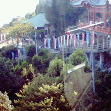 ゴンドラ内から山の中腹のお寺もよく見えます。