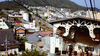 登る途中から瀬戸内海が見渡せるロープウェイ