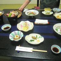 食事の一部。このほかに茶碗蒸しやうどん、お吸い物、ご飯、デザ