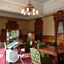 会議室・１９世紀のネオバロック様式を伝えています