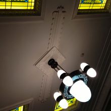 内部の天井のステンドグラス