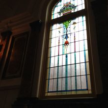 罪と罰が繋がり合うことを意味する天秤をモチーフにしている