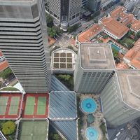 64階からプールを見下ろす