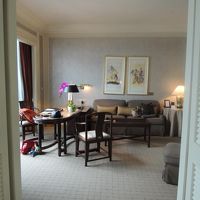 ベッドルームから見たリビングです