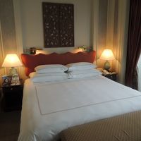 ベッドルームのマスターベッド、この部屋にエキストラベッドを入