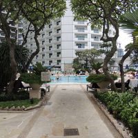 プールへの道。鍵がないと扉は開きません。