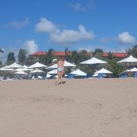 プライベートビーチからのホテルを見て綺麗な砂浜です