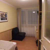 内側のドア開けてこのくらいの広さです。ベッドは狭いかも。