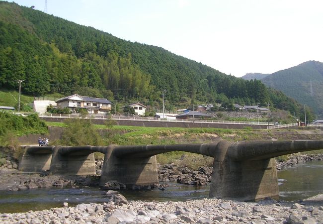 橋脚が丸みを帯びています