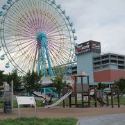 観覧車のライトアップの眺めがよい（観覧車は休止中）