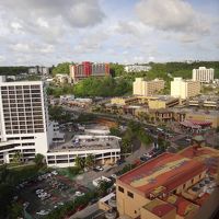 部屋の側面の窓から町方向の眺め