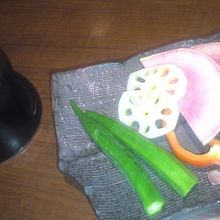 季節の農園バーニャカウダ 830円