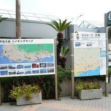 大島の観光地を紹介する案内板