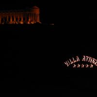 ホテル入り口からライトアップされた神殿を望む