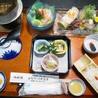 夕食。徳島の幸色々。これに鮎、うどんなどがつきます。