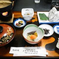 朝食。右上は鮭と白菜のホイル蒸し。美味しかった〜