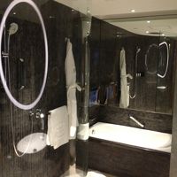 バスルームです。手前がシャワーブース、奥がバスタブです。