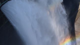 虹と大放水