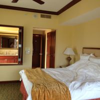 バスルームとの間は窓ですが、もちろん閉まります